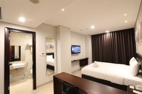 Superior King Room | In-room safe, desk, laptop workspace, blackout drapes