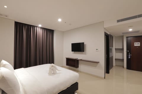 Deluxe Room, 1 King Bed | In-room safe, desk, laptop workspace, blackout drapes