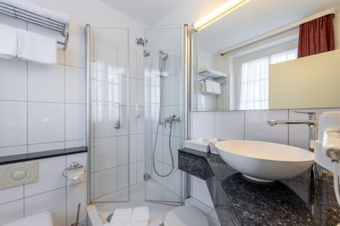 Basic Double Room | Bathroom | Shower, deep soaking tub, free toiletries, bathrobes