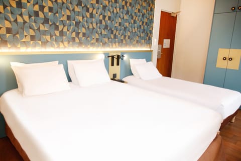 Premium bedding, desk, iron/ironing board, free cribs/infant beds