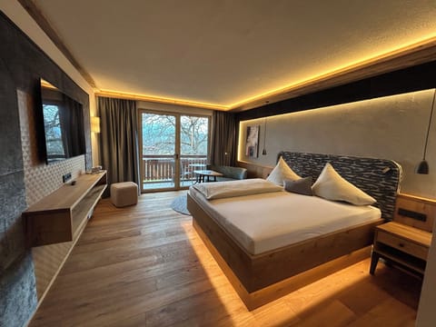 In-room safe, desk, soundproofing, cribs/infant beds