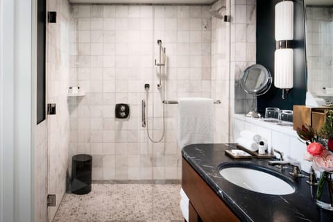 Grand Room, 1 King Bed, Corner | Bathroom | Free toiletries, hair dryer, towels