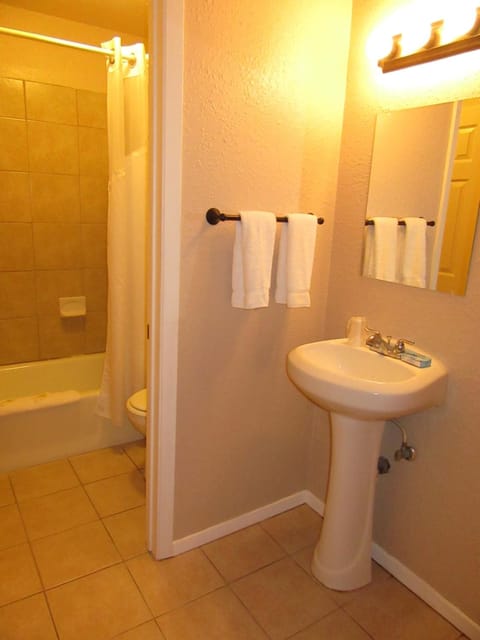 Combined shower/tub, free toiletries, towels