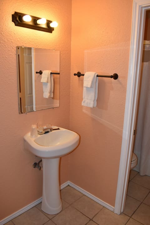 Combined shower/tub, free toiletries, towels