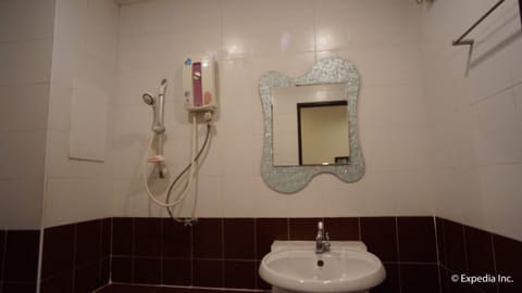 Standard Double Room  | Bathroom | Combined shower/tub, free toiletries, bidet, towels