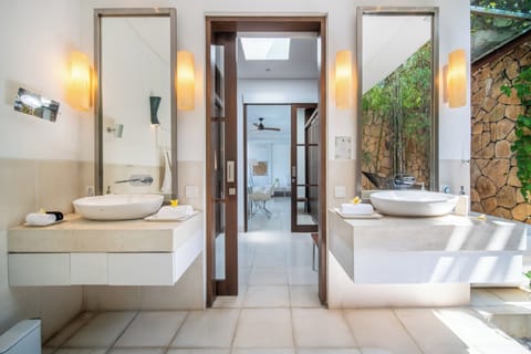 Villa (Blue Ocean) | Bathroom | Separate tub and shower, free toiletries, hair dryer, bathrobes