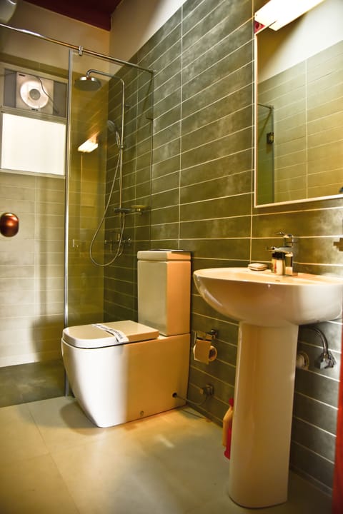 Apartment, Lake View | Bathroom | Shower, free toiletries, hair dryer, bidet