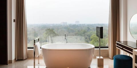 Kohinoor Suite | Bathroom | Separate tub and shower, deep soaking tub, hydromassage showerhead