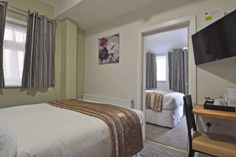 Quadruple Room | Desk, iron/ironing board, free WiFi, wheelchair access