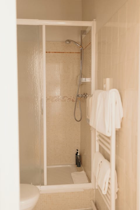 Twin Room Street Side  | Bathroom | Free toiletries, hair dryer, towels