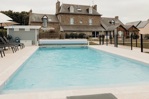 Seasonal outdoor pool, sun loungers