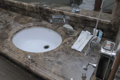 Bathroom sink