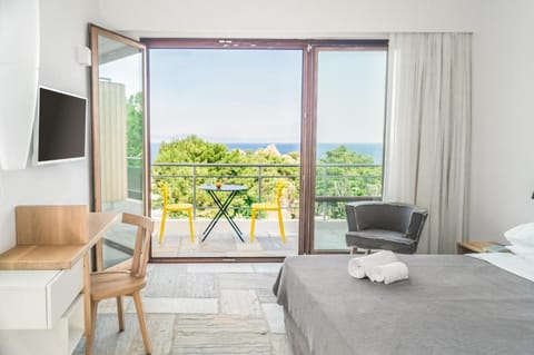 Premium bedding, minibar, in-room safe, desk