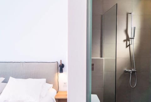 Superior Double Room | Bathroom | Shower, free toiletries, hair dryer, towels