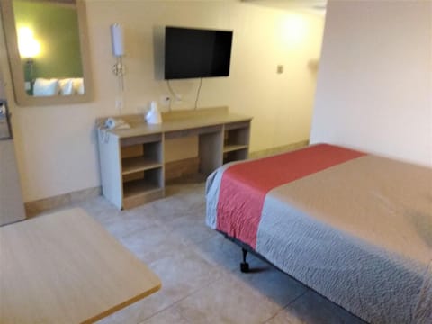 Basic Single Room, 1 Queen Bed | Desk, iron/ironing board, free WiFi, bed sheets