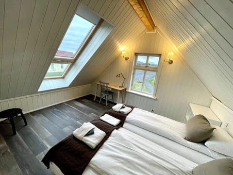 Cottage, 2 Bedrooms, River View, with Hot Tub and Sauna Access | Desk, laptop workspace, free WiFi, bed sheets