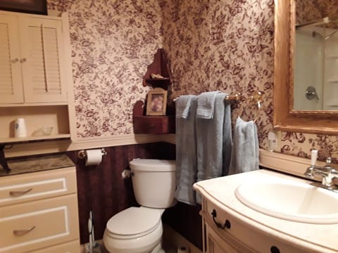 Room, Private Bathroom (Sydney's Suite (Springfield)) | Bathroom | Shower, hair dryer, bathrobes, towels