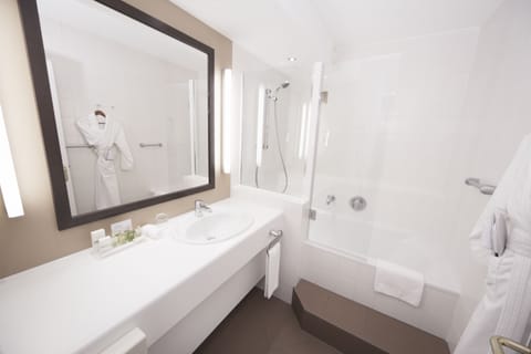 Executive Room, 1 King Bed | Bathroom | Free toiletries, hair dryer, towels