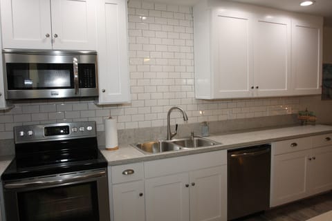 Newly renovated throughout. Beautiful stainless steel appliances and granite!
