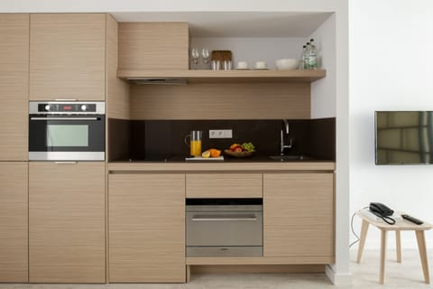 Full-size fridge, microwave, oven, stovetop