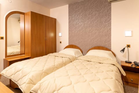 Standard Twin Room | Desk, free WiFi