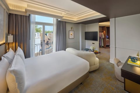 Deluxe Room | Premium bedding, free minibar, in-room safe, desk