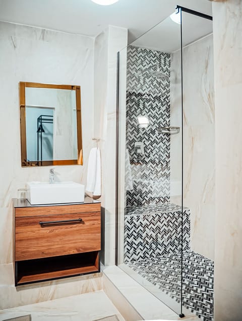Standard Room | Bathroom | Free toiletries, towels