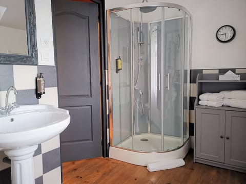 Junior Quadruple Room, Non Smoking, Lake View (Geographie) | Bathroom | Hair dryer, bathrobes, towels, soap