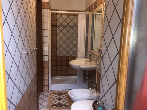 Studio (Mezzogiorno) | Bathroom | Shower, free toiletries, hair dryer, bathrobes