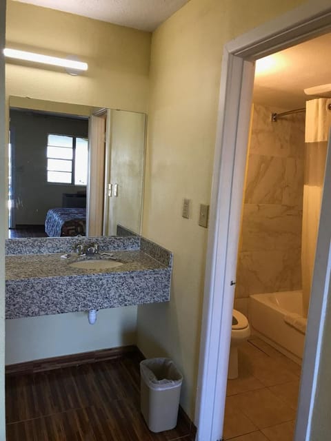 Combined shower/tub, free toiletries, towels