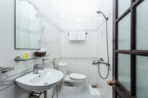 Superior Quadruple Room | Bathroom | Shower, free toiletries, bidet, towels
