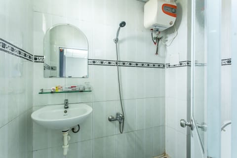 Standard Room | Bathroom | Shower, free toiletries, bidet, towels