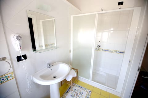 Comfort Triple Room | Bathroom | Shower, rainfall showerhead, free toiletries, hair dryer