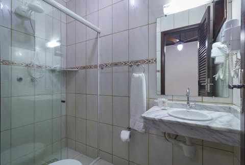 Double Room | Bathroom | Shower, free toiletries, hair dryer, towels