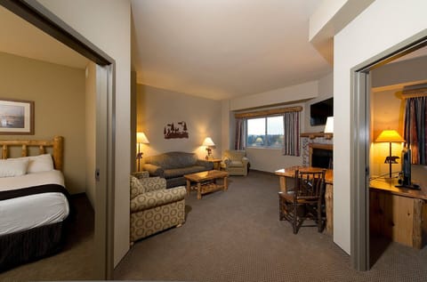 Grizzly Bear - Water Park Included | In-room safe, laptop workspace, free cribs/infant beds, Internet