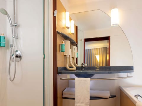 Separate tub and shower, eco-friendly toiletries, hair dryer, towels