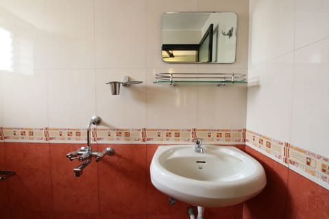  Twin Room with Air-Conditioning - Upper Floor | Bathroom sink