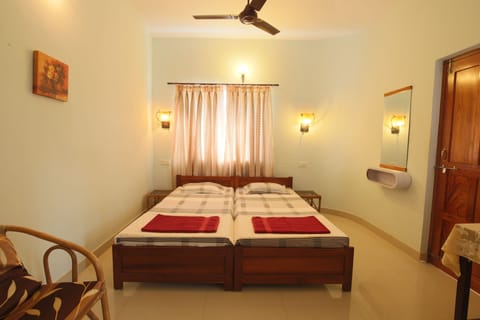  Twin Room with Air-Conditioning - Upper Floor | In-room safe, desk, laptop workspace, soundproofing