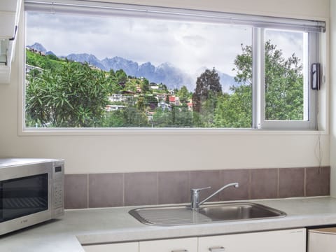 Design Townhome, 3 Bedrooms, Kitchen, Mountainside (Unit 3) | Private kitchen | Full-size fridge, microwave, oven, stovetop