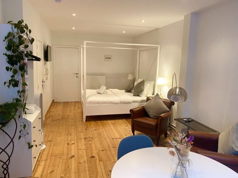 Deluxe Studio | Iron/ironing board, free WiFi, bed sheets