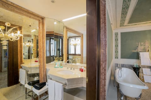 Family Room | Premium bedding, minibar, in-room safe, soundproofing