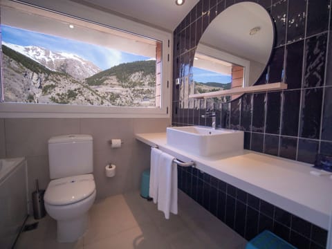 Design Suite, Jetted Tub (2 Adults + 2 Children) | Bathroom | Designer toiletries, hair dryer, towels, soap