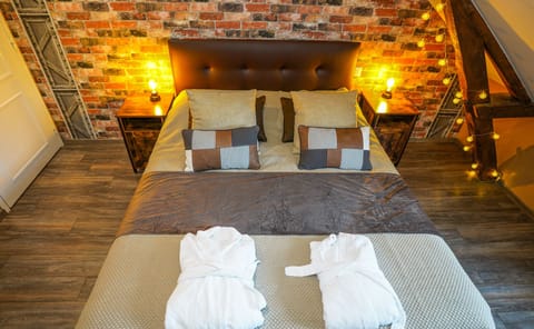 Room (Loft Industriel) | Individually decorated, individually furnished, desk, blackout drapes