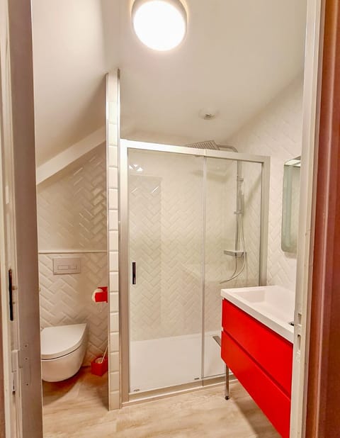 Room (Boheme Chic) | Bathroom | Shower, free toiletries, hair dryer, towels
