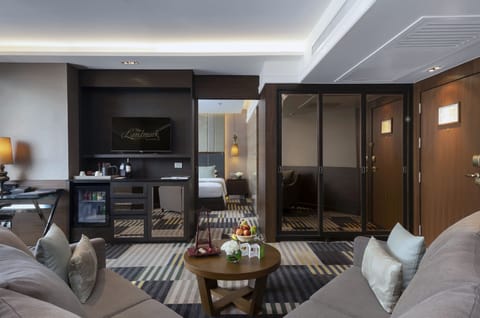 Premium Club Deluxe Suite | Minibar, in-room safe, individually furnished, blackout drapes