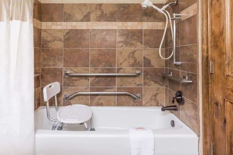 Combined shower/tub, free toiletries, towels