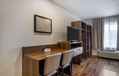 Deluxe Studio, Non Smoking, Refrigerator & Microwave | Desk, laptop workspace, iron/ironing board, free WiFi