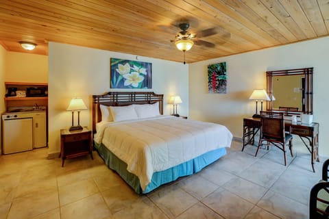 Standard Room, 1 King Bed | Premium bedding, Select Comfort beds, in-room safe, desk