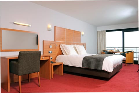 Hypo-allergenic bedding, down comforters, minibar, in-room safe