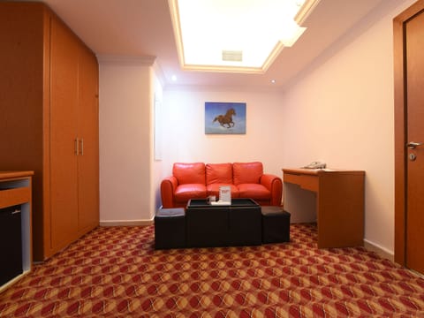 Executive Suite - Family | Living area | 32-inch flat-screen TV with satellite channels, TV